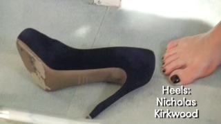 Kelly Ripa feet photo thumbnail