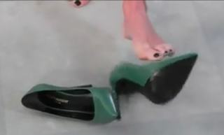 Kelly Ripa feet photo thumbnail