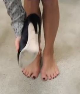 Kelly Ripa feet photo thumbnail