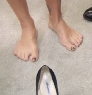 Kelly Ripa feet photo thumbnail