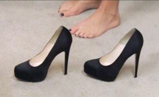 Kelly Ripa feet photo thumbnail