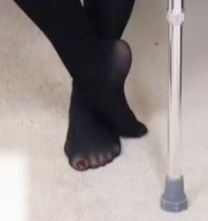 Kelly Ripa feet photo thumbnail