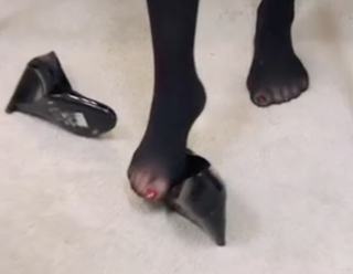 Kelly Ripa feet photo thumbnail