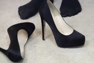 Kelly Ripa feet photo thumbnail