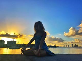Kino MacGregor feet photo thumbnail