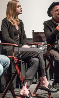 Elle Fanning feet photo thumbnail