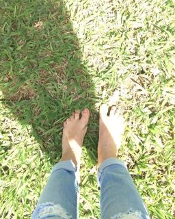 Paula Fernandes feet photo thumbnail