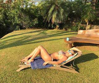 Lívia Andrade feet photo thumbnail