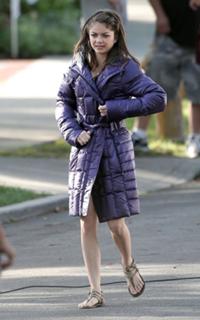 Sarah Hyland feet photo thumbnail