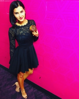 Megan Olivi feet photo thumbnail