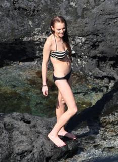 Lindsay Lohan feet photo thumbnail