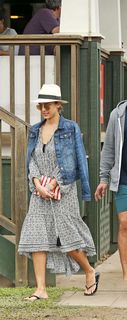Jessica Alba feet photo thumbnail