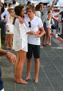 Cindy Crawford feet photo thumbnail