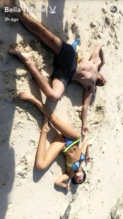 Bella Thorne feet photo thumbnail