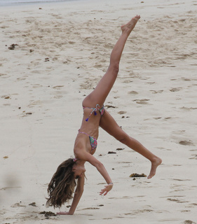 Izabel Goulart feet photo thumbnail