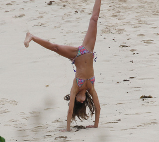 Izabel Goulart feet photo thumbnail