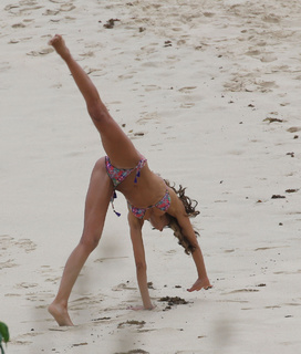 Izabel Goulart feet photo thumbnail