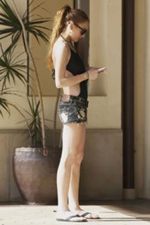 Lindsay Lohan feet photo thumbnail