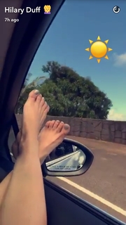 Hilary Duff feet photo thumbnail
