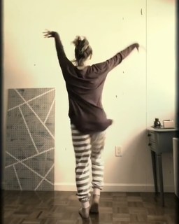 Camren Bicondova feet photo 2