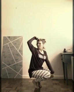 Camren Bicondova feet photo 4