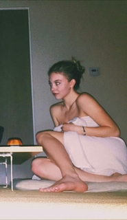 Sydney Sweeney feet photo thumbnail