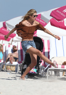 Doutzen Kroes feet photo thumbnail