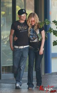 Avril Lavigne feet photo thumbnail