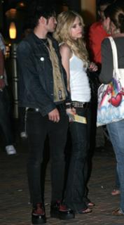 Avril Lavigne feet photo thumbnail