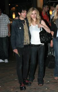 Avril Lavigne feet photo thumbnail