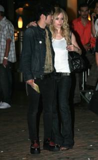 Avril Lavigne feet photo thumbnail