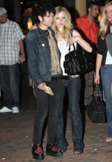 Avril Lavigne feet photo thumbnail