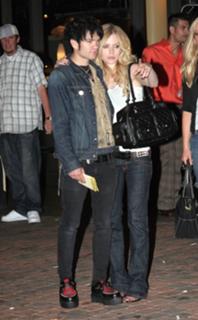 Avril Lavigne feet photo thumbnail