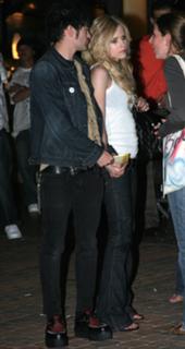 Avril Lavigne feet photo thumbnail