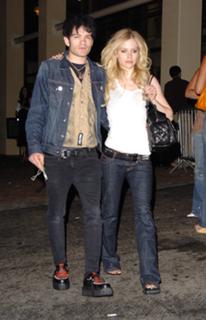 Avril Lavigne feet photo thumbnail