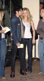 Avril Lavigne feet photo thumbnail