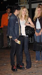Avril Lavigne feet photo thumbnail