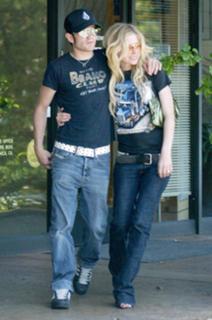 Avril Lavigne feet photo thumbnail