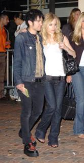 Avril Lavigne feet photo thumbnail