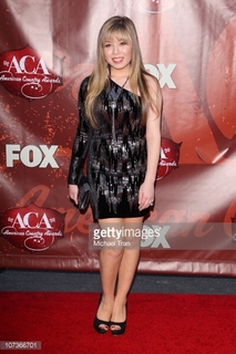 Jennette McCurdy feet photo thumbnail