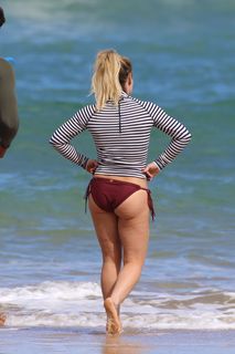 Hilary Duff feet photo thumbnail