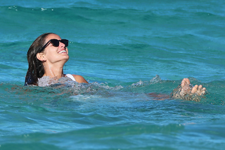 Izabel Goulart feet photo thumbnail
