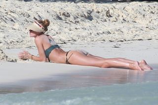 Doutzen Kroes feet photo thumbnail
