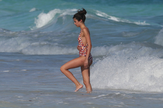 Sara Sampaio feet photo thumbnail