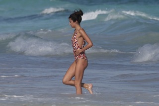 Sara Sampaio feet photo thumbnail