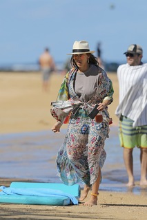 Jessica Alba feet photo thumbnail
