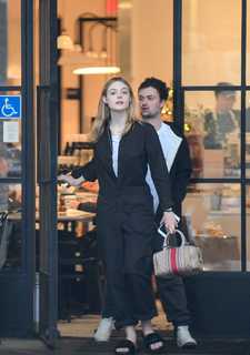 Elle Fanning feet photo thumbnail