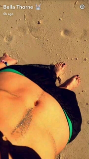 Bella Thorne feet photo thumbnail