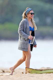 Hilary Duff feet photo thumbnail