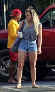 Hilary Duff feet photo thumbnail